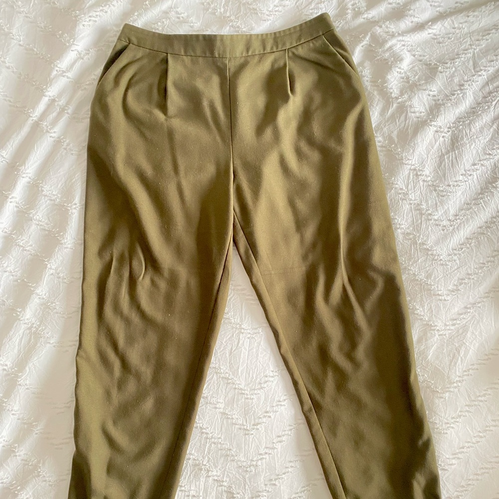 Army Green pleated women’s cropped trouser sz 6